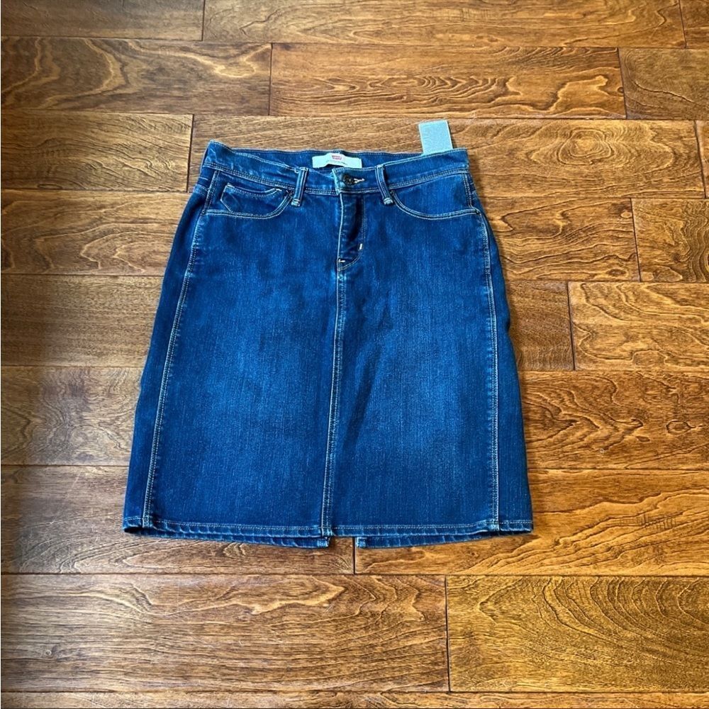 Levi’s perfectly slimming jean skirt 27
